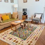 85 L Ideal , Quiet Charm In *