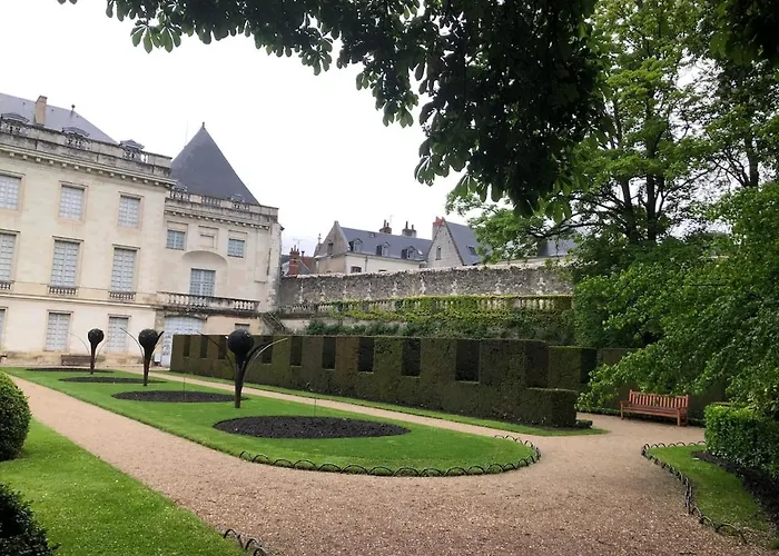 85 L Ideal , Quiet Charm In *